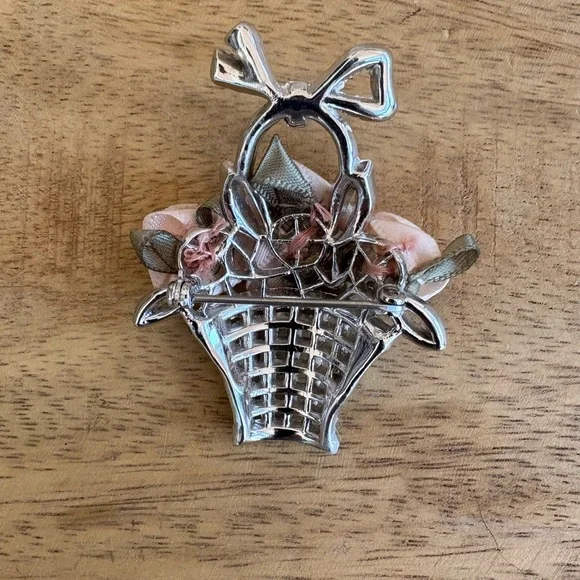 Gorgeous vintage silver basket brooch w/pink satin ribbon flowers & rhinestones - Picture 4 of 9